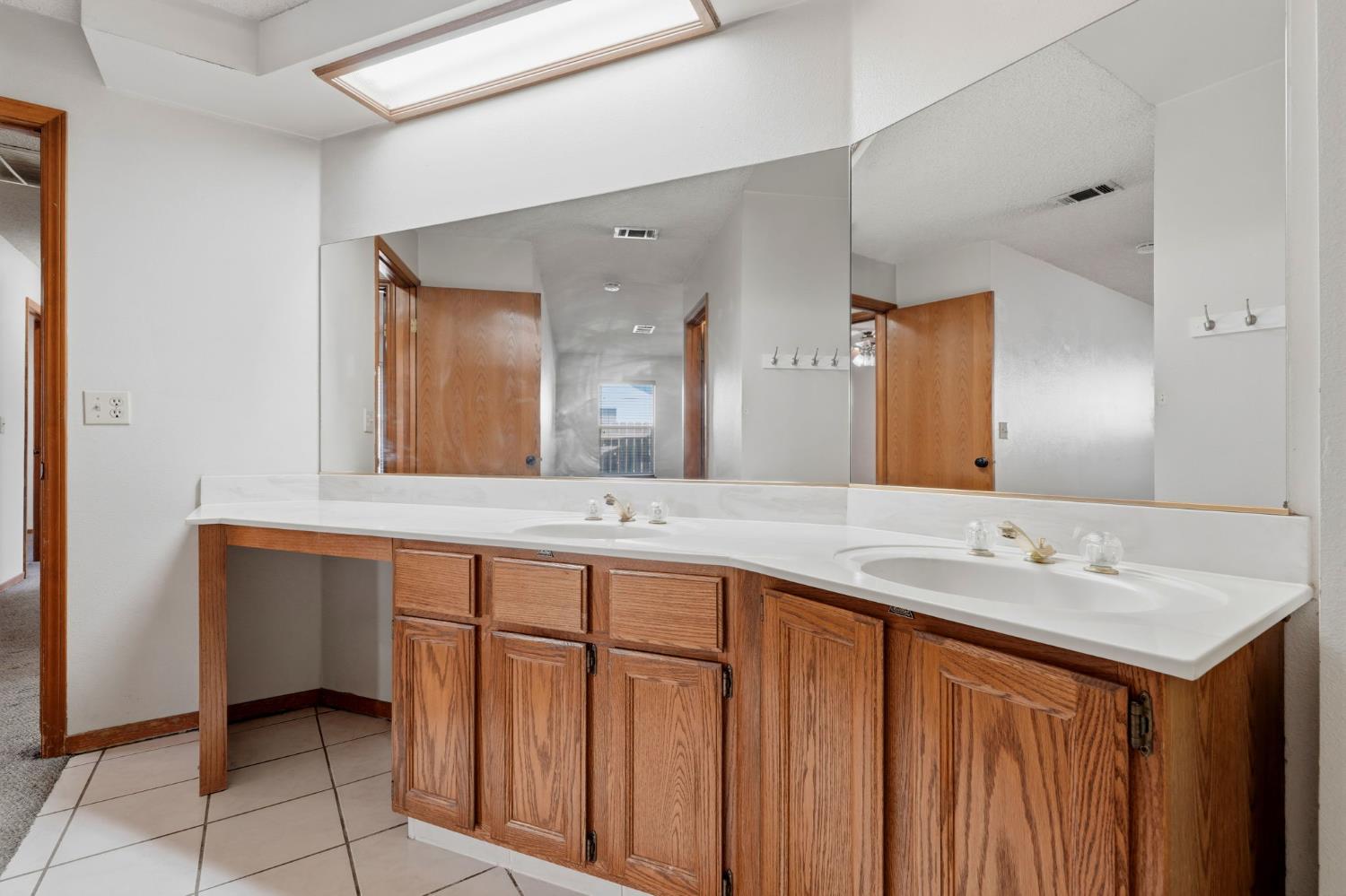 927 Elderwood Ln, Lemoore, CA 93245