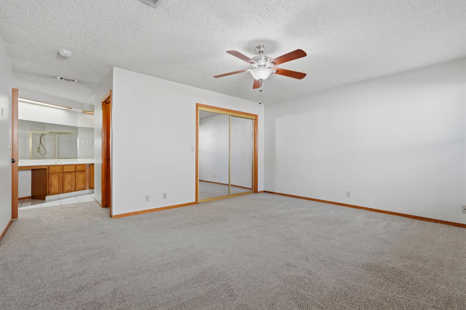 927 Elderwood Ln, Lemoore, CA 93245
