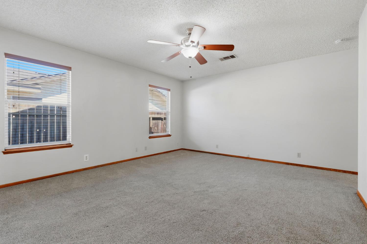 927 Elderwood Ln, Lemoore, CA 93245