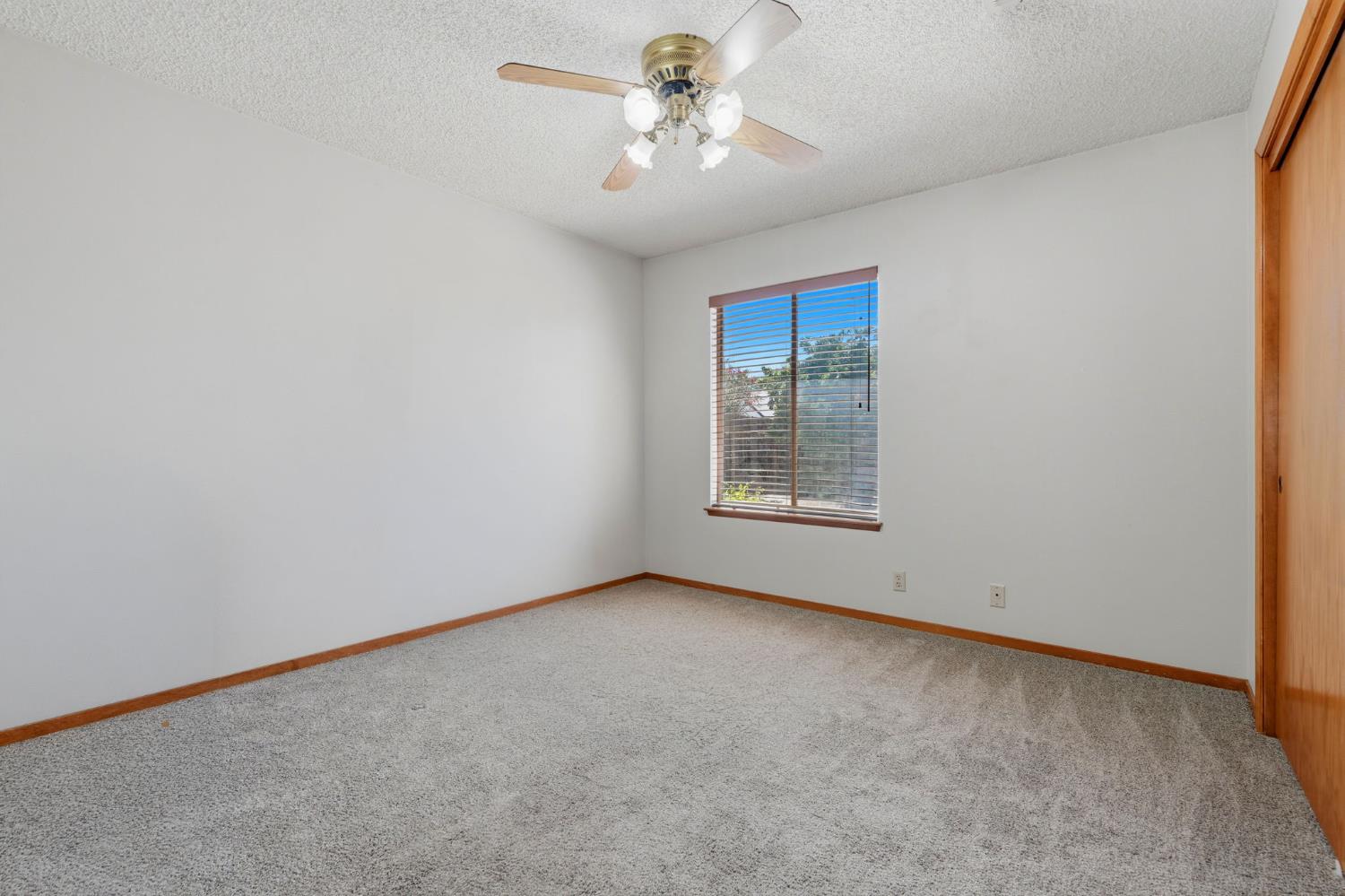 927 Elderwood Ln, Lemoore, CA 93245