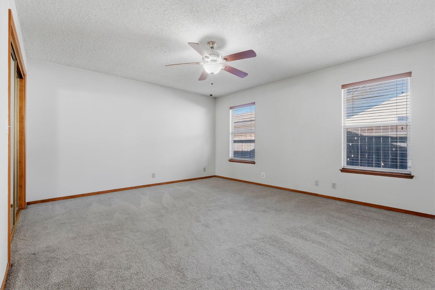 927 Elderwood Ln, Lemoore, CA 93245