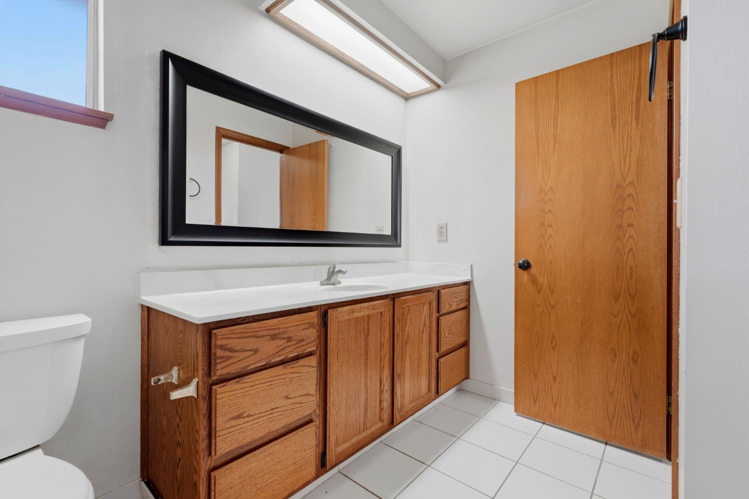 927 Elderwood Ln, Lemoore, CA 93245