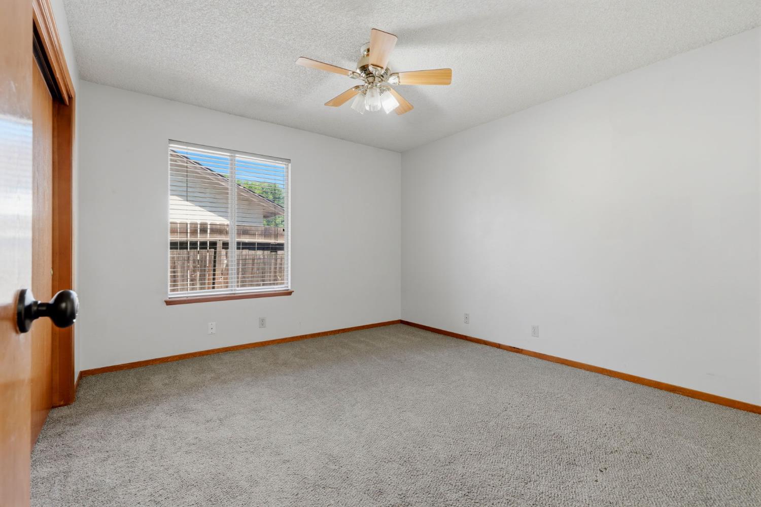 927 Elderwood Ln, Lemoore, CA 93245