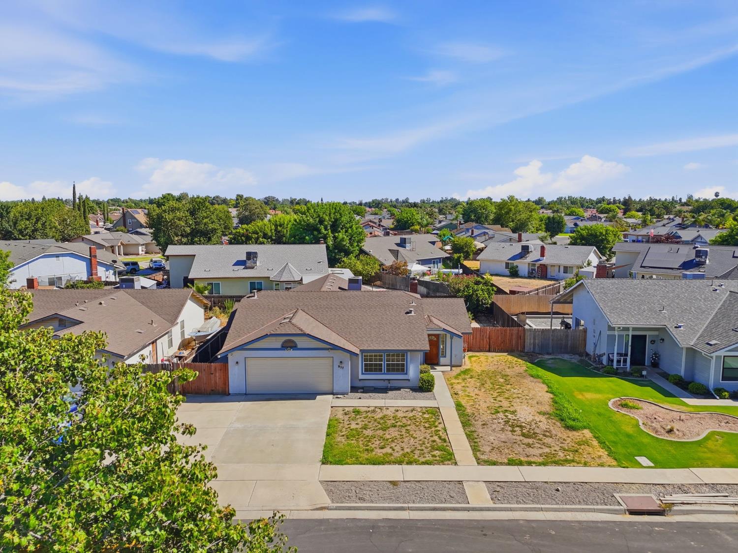 927 Elderwood Ln, Lemoore, CA 93245