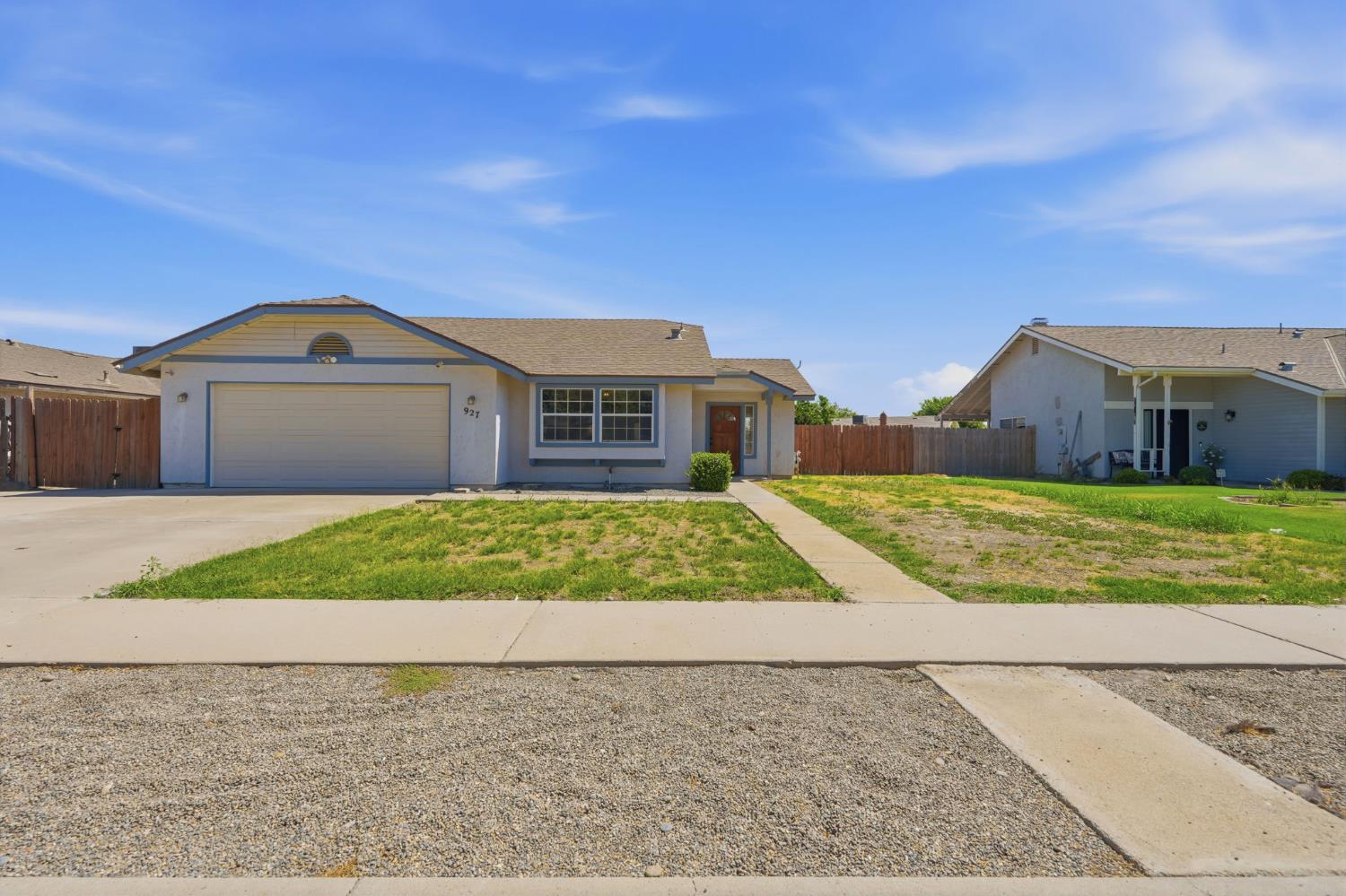 927 Elderwood Ln, Lemoore, CA 93245