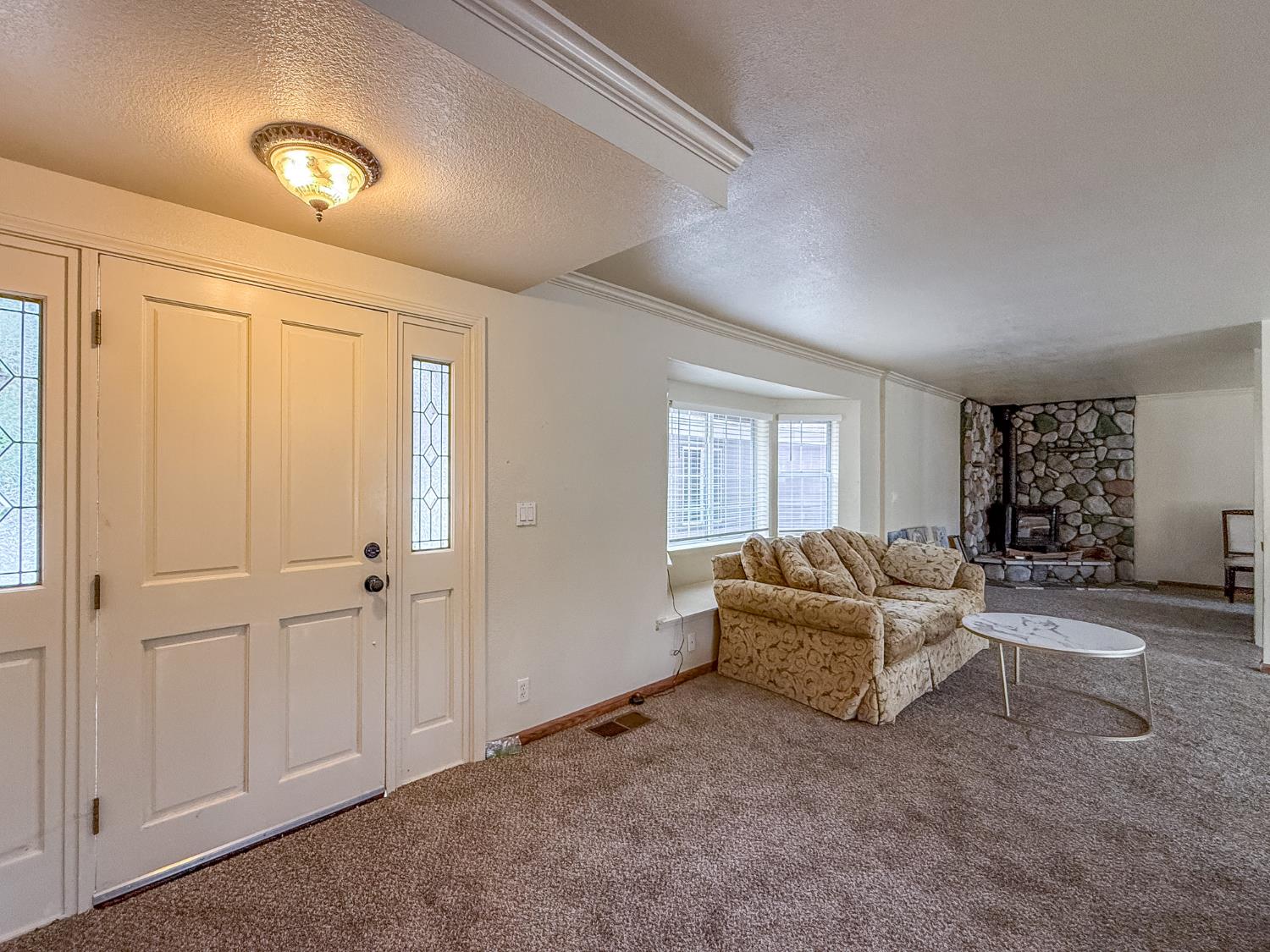 39314 Manzanita Dr, Oakhurst, CA 93644