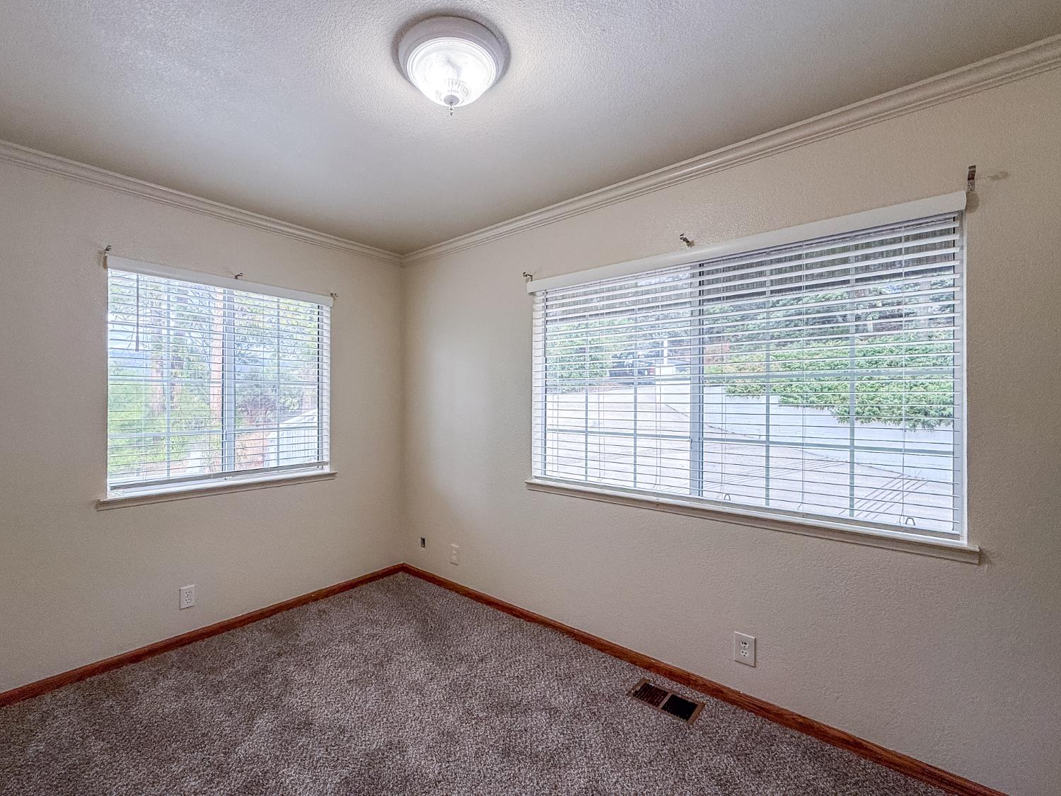 39314 Manzanita Dr, Oakhurst, CA 93644