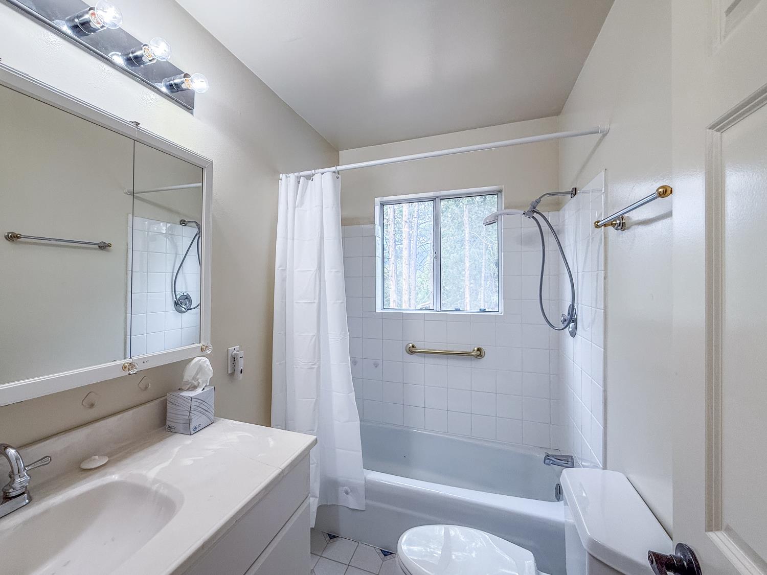 39314 Manzanita Dr, Oakhurst, CA 93644