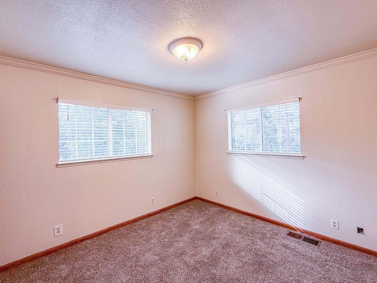 39314 Manzanita Dr, Oakhurst, CA 93644