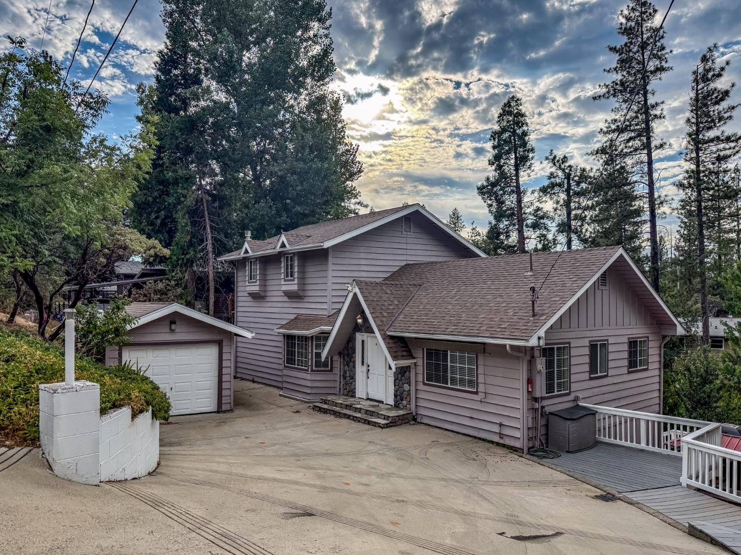 39314 Manzanita Dr, Oakhurst, CA 93644