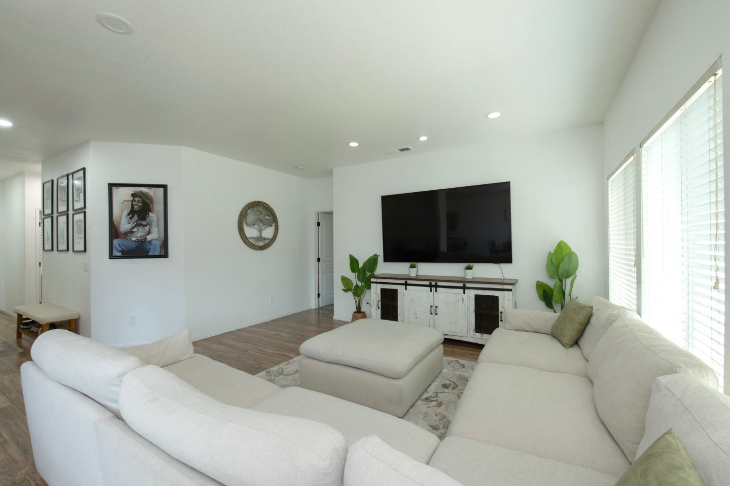 1848 W Merritt St, Hanford, CA 93230