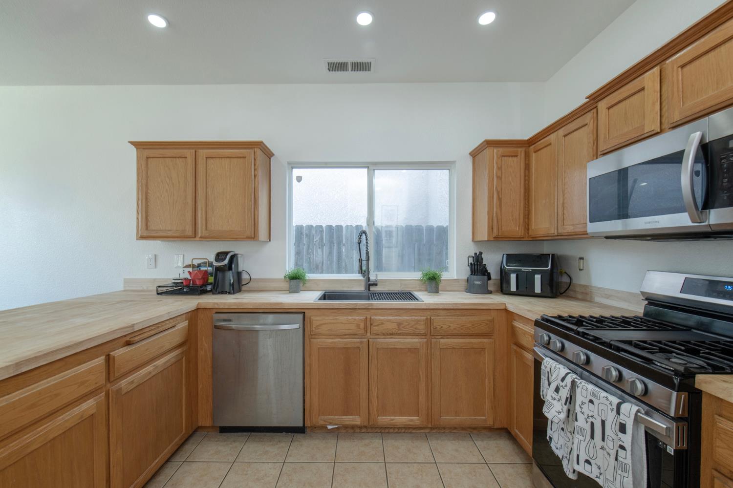1848 W Merritt St, Hanford, CA 93230