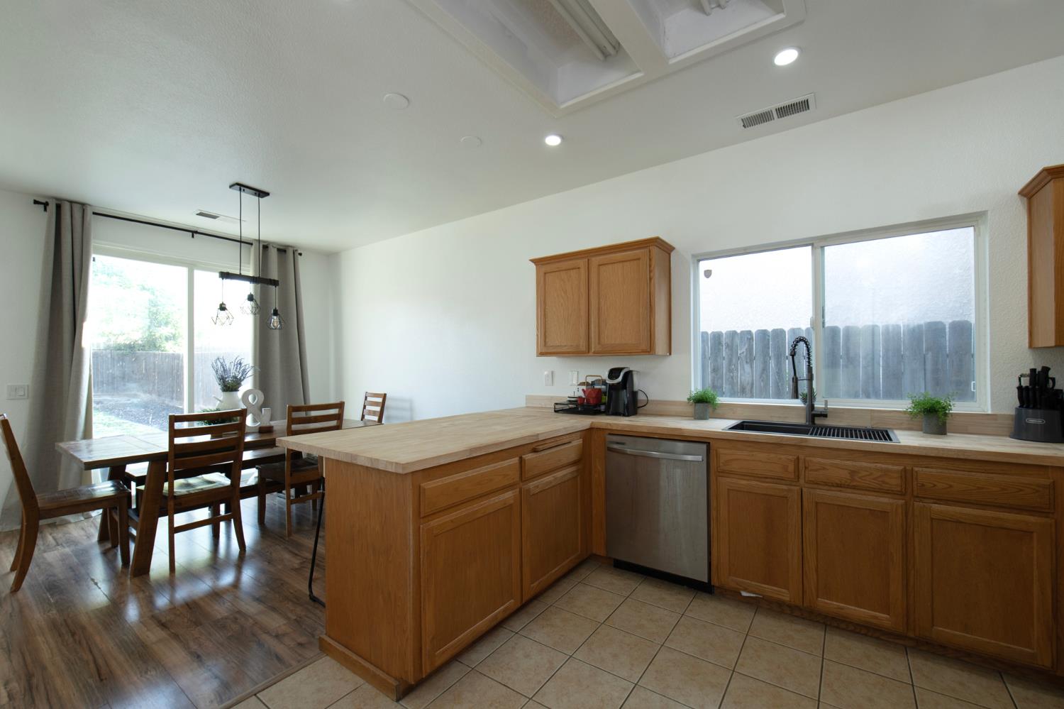 1848 W Merritt St, Hanford, CA 93230