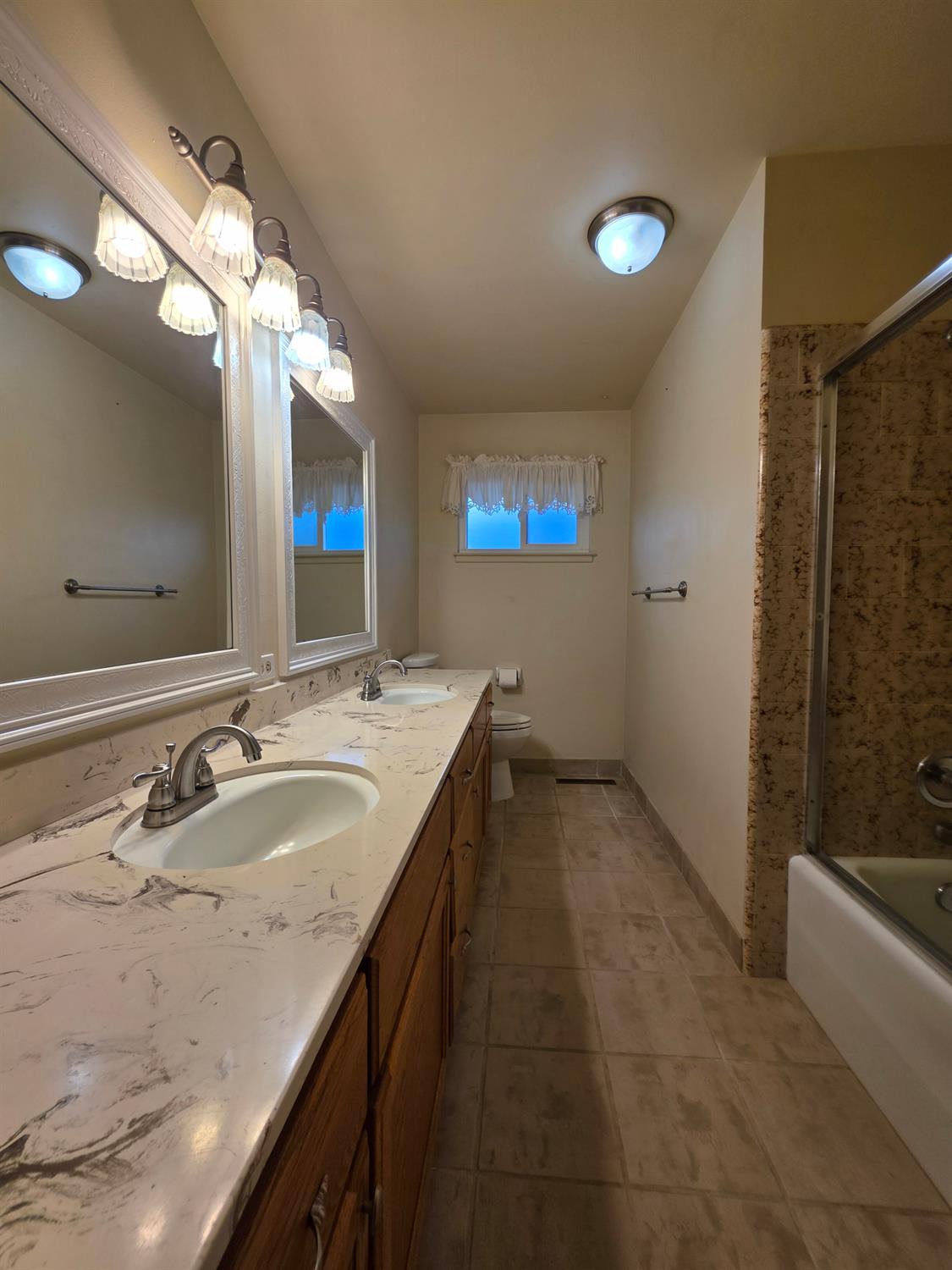 2833 E Paul Ave, Fresno, CA 93710