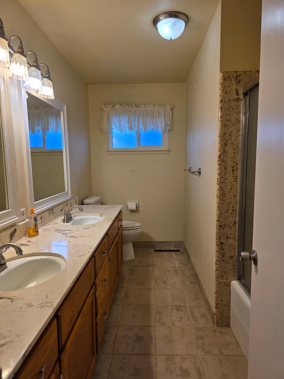 2833 E Paul Ave, Fresno, CA 93710