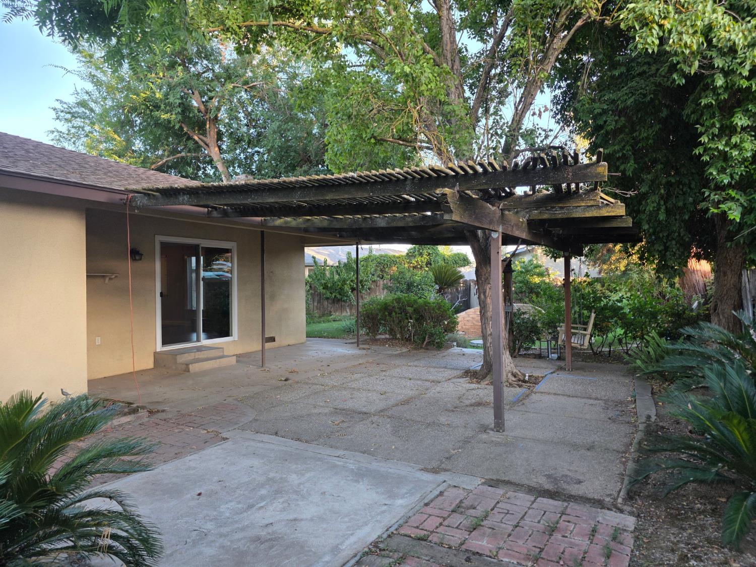 2833 E Paul Ave, Fresno, CA 93710