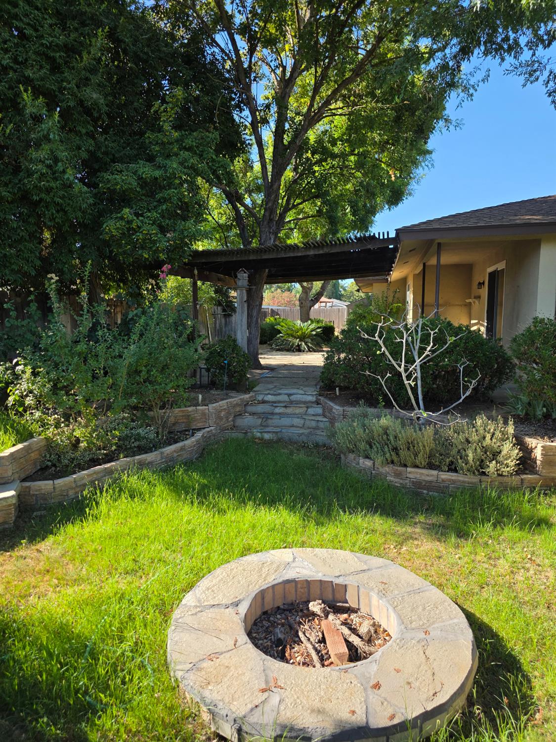 2833 E Paul Ave, Fresno, CA 93710