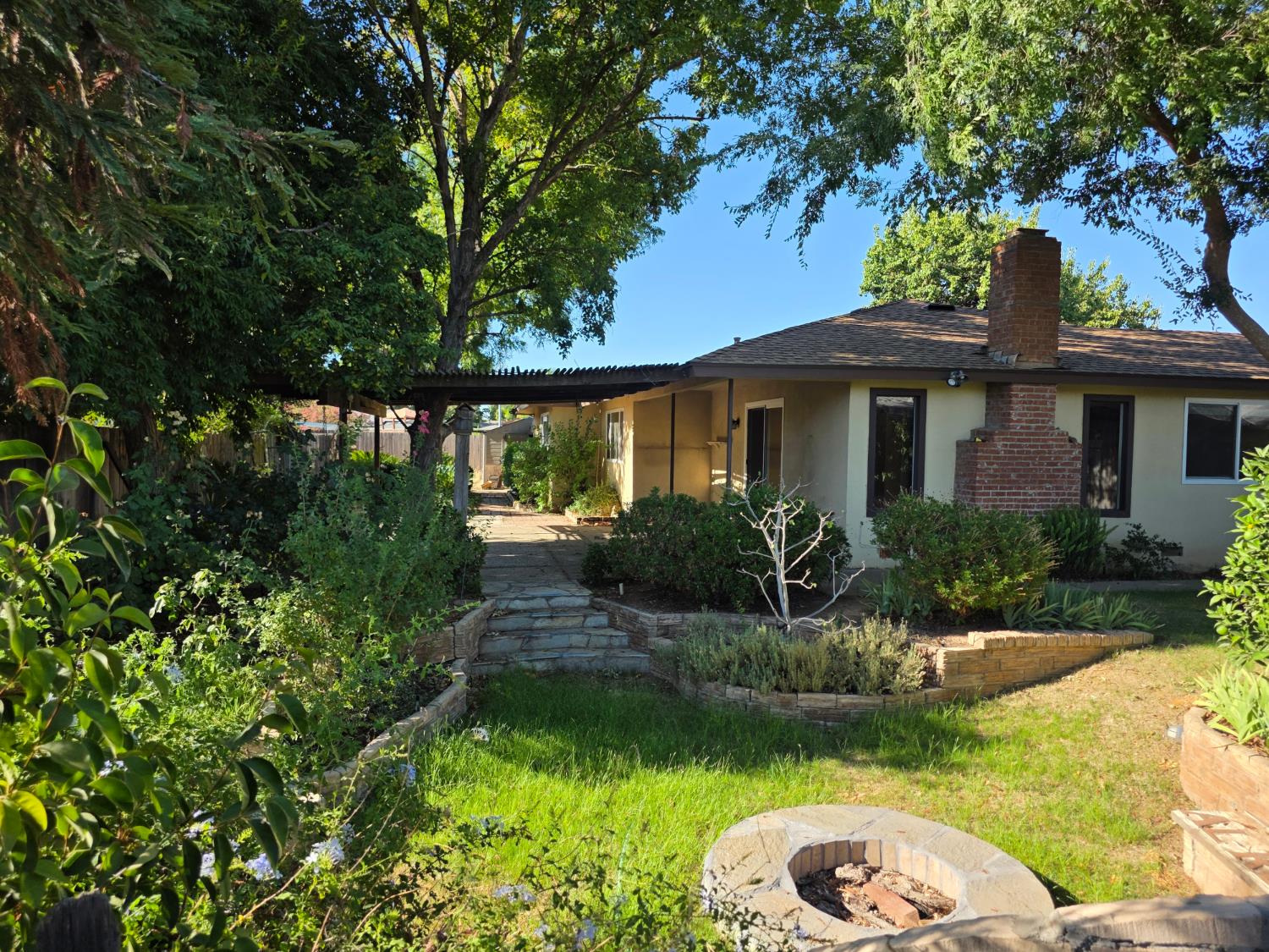 2833 E Paul Ave, Fresno, CA 93710