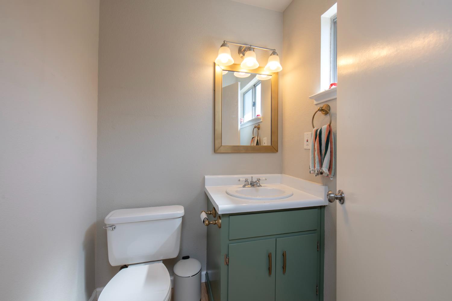 320 Mariposa St, Kingsburg, CA 93631