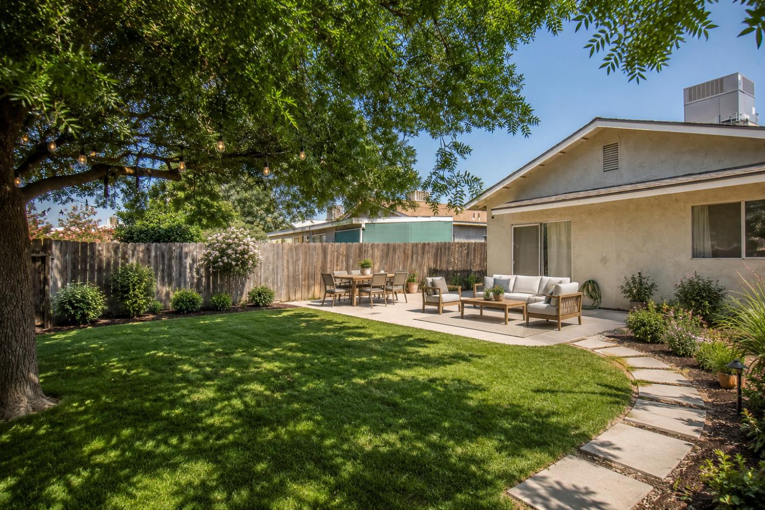 320 Mariposa St, Kingsburg, CA 93631