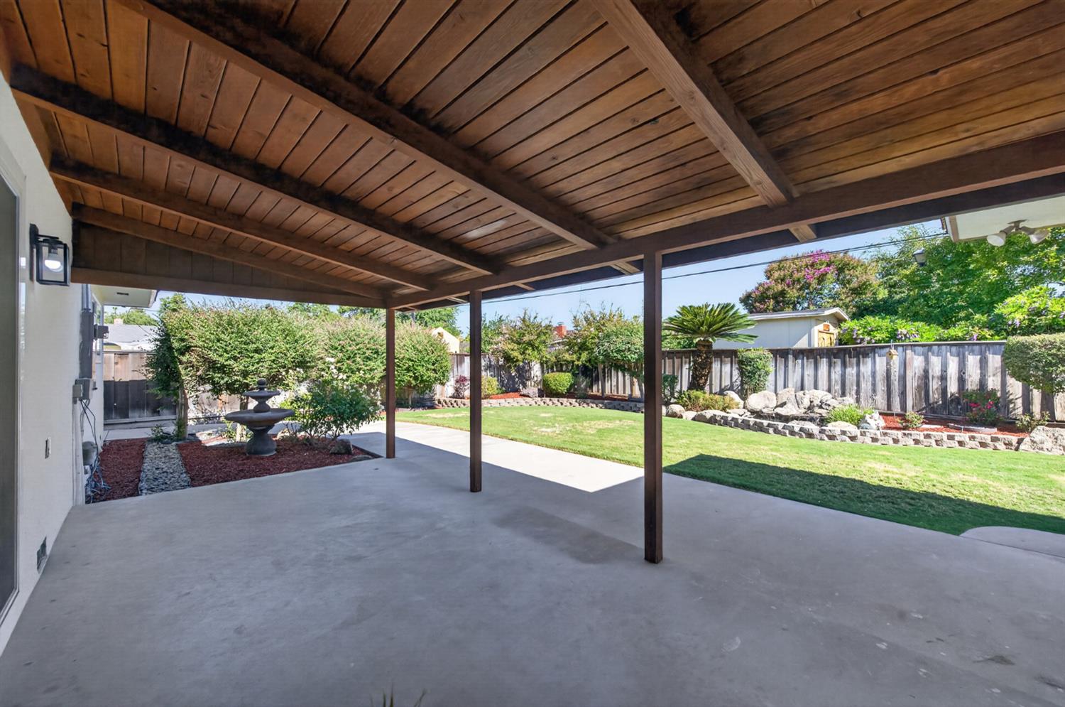 5881 E El Monte Way, Fresno, CA 93727