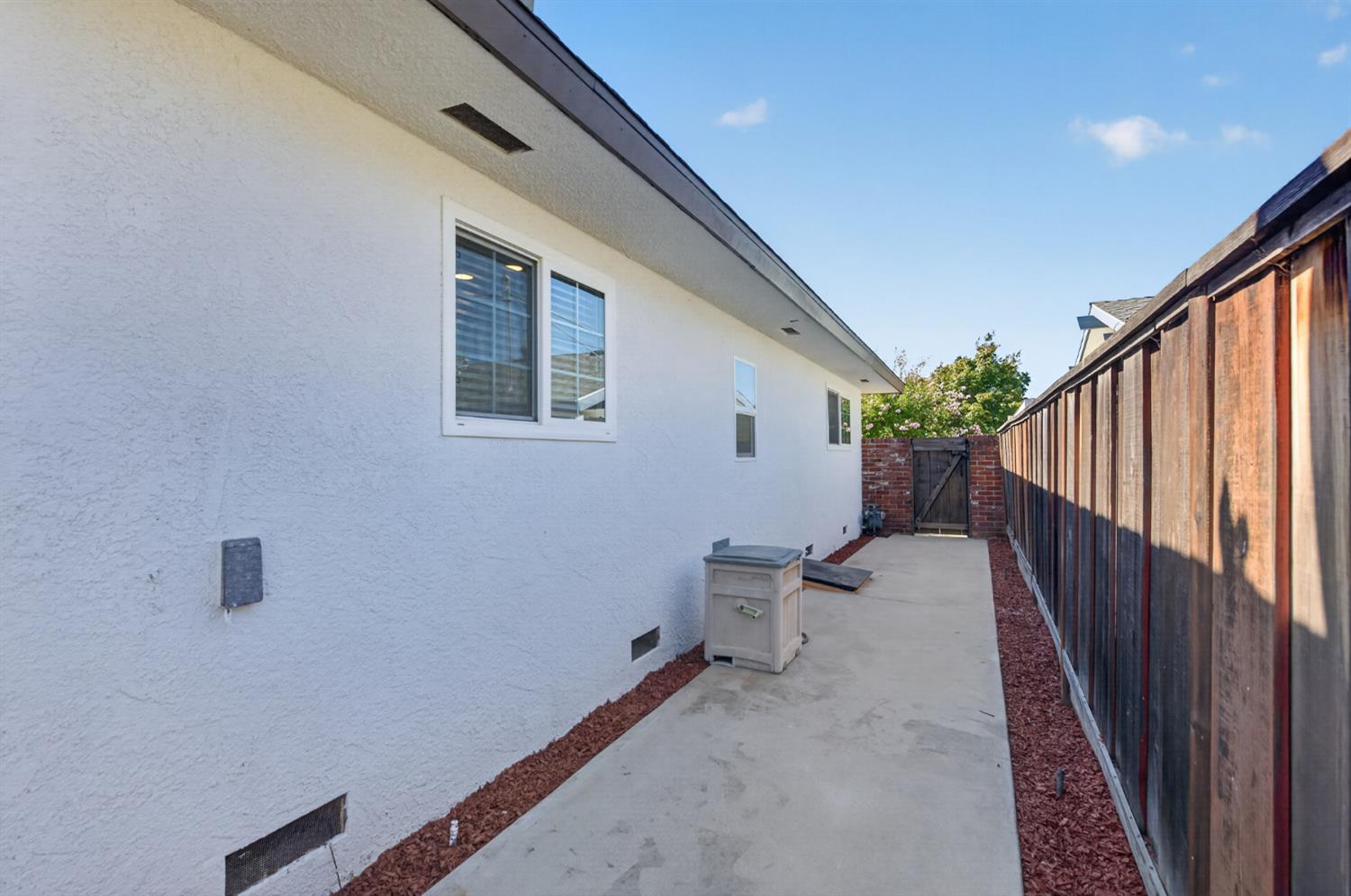 5881 E El Monte Way, Fresno, CA 93727