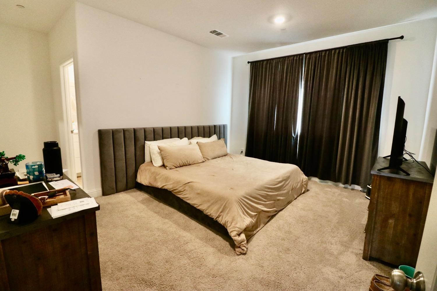 240 Huntington Ave S, Madera, CA 93636