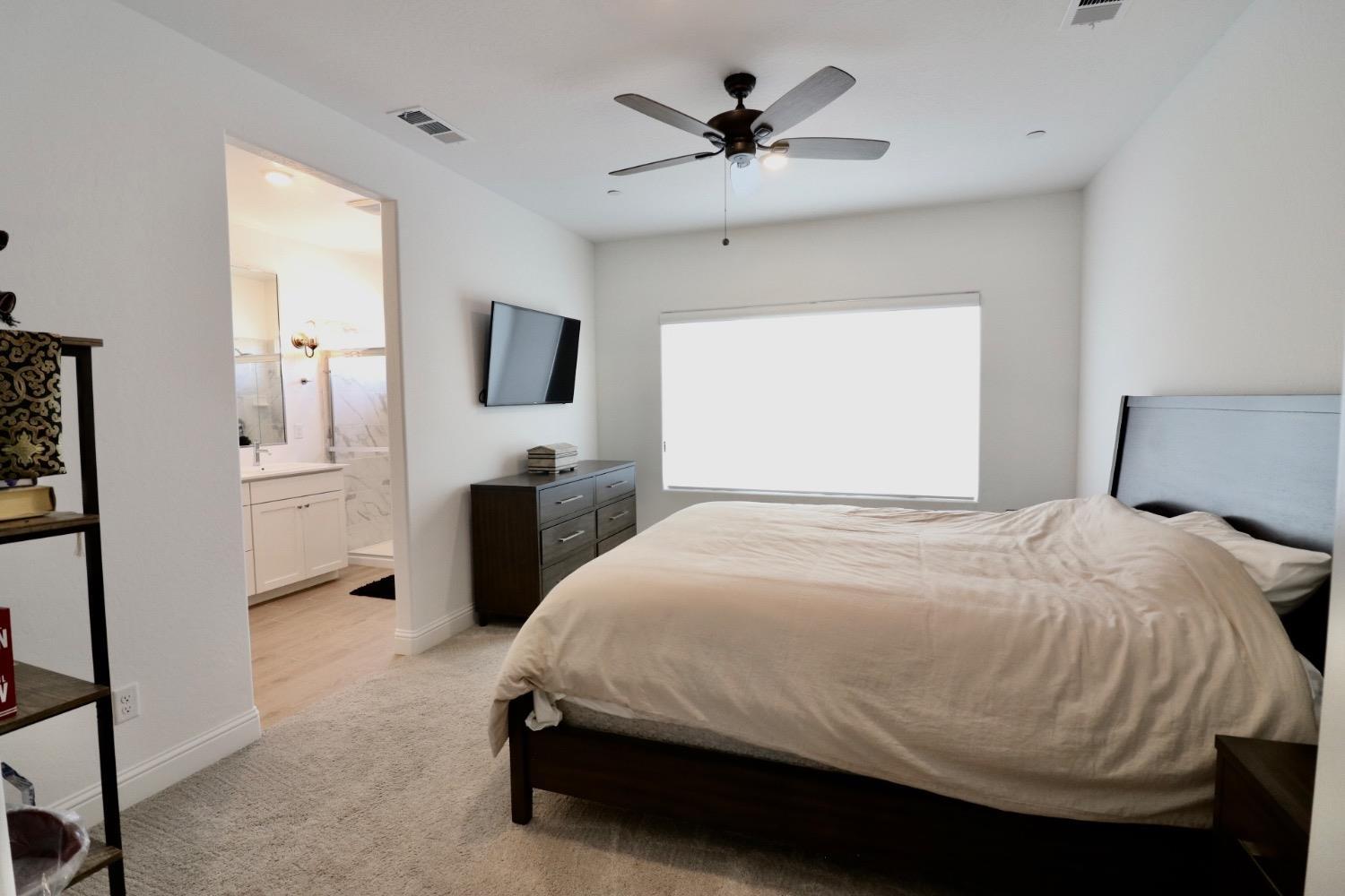 240 Huntington Ave S, Madera, CA 93636