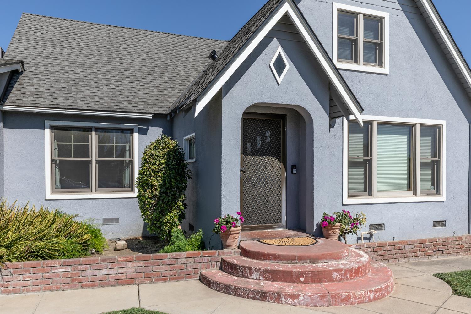 476 N Nichols, Dinuba, CA 93618