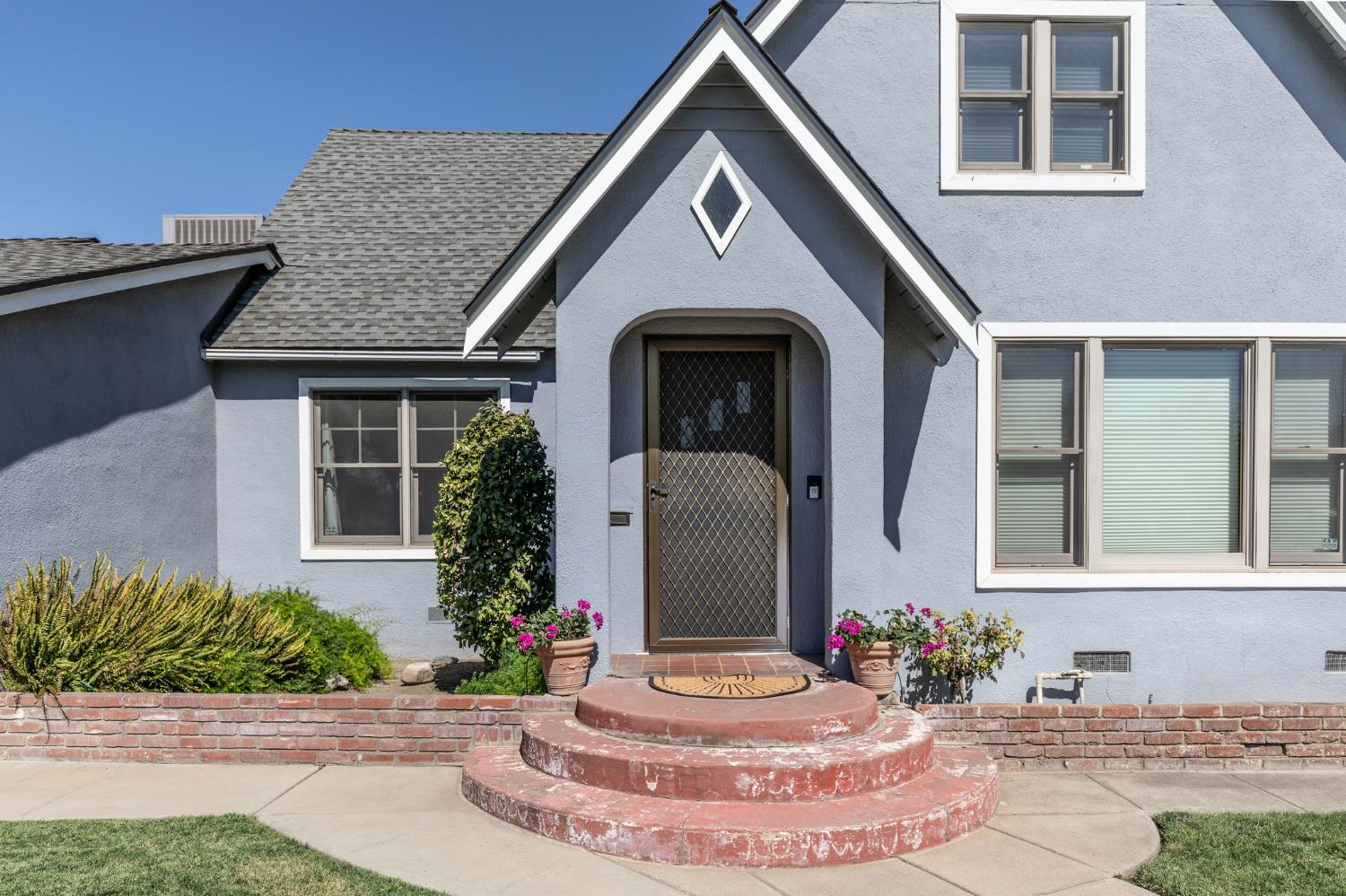 476 N Nichols, Dinuba, CA 93618