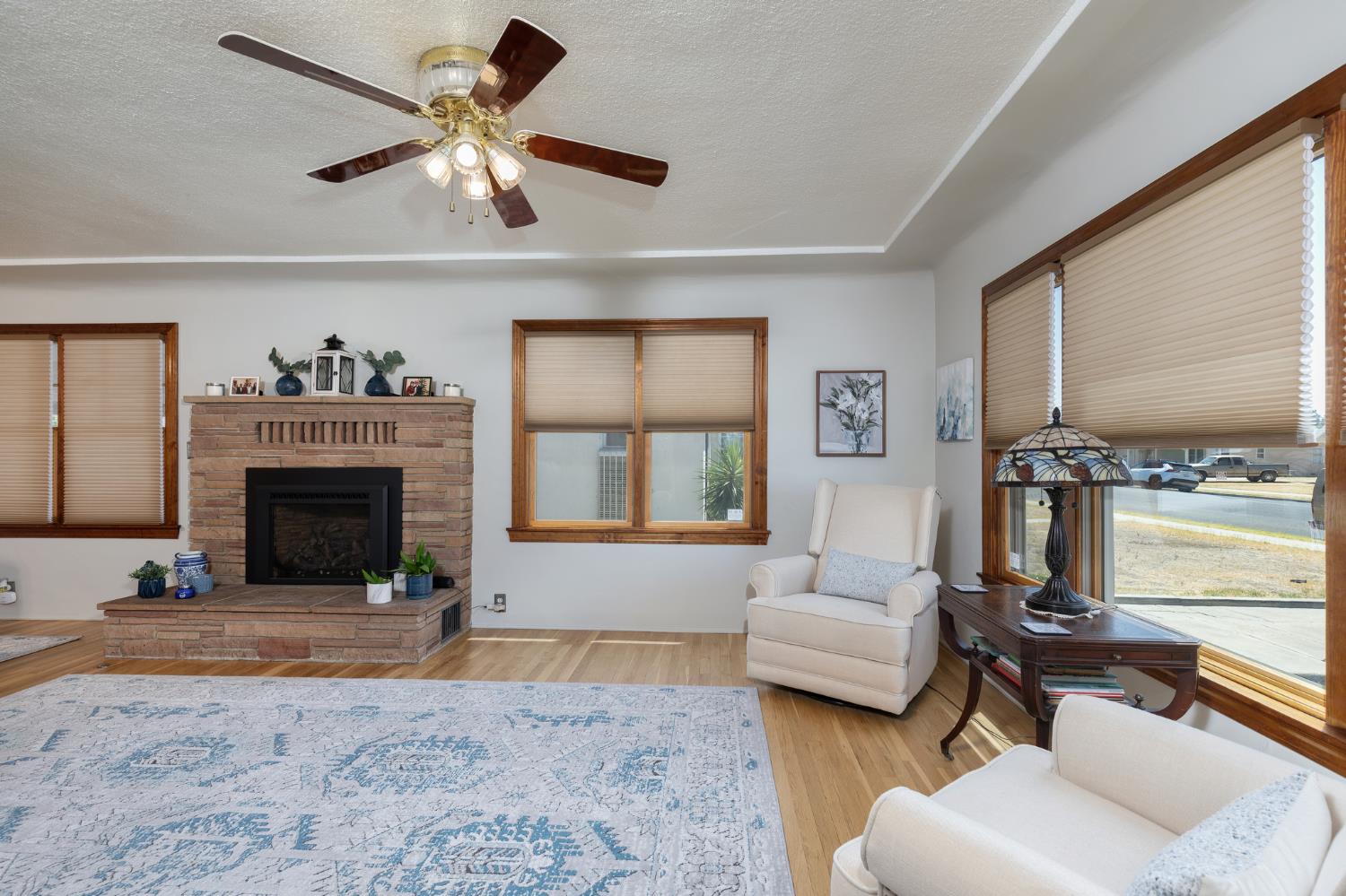 476 N Nichols, Dinuba, CA 93618