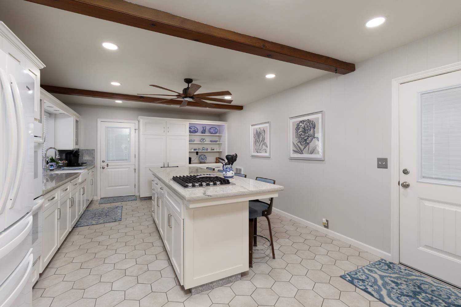 476 N Nichols, Dinuba, CA 93618