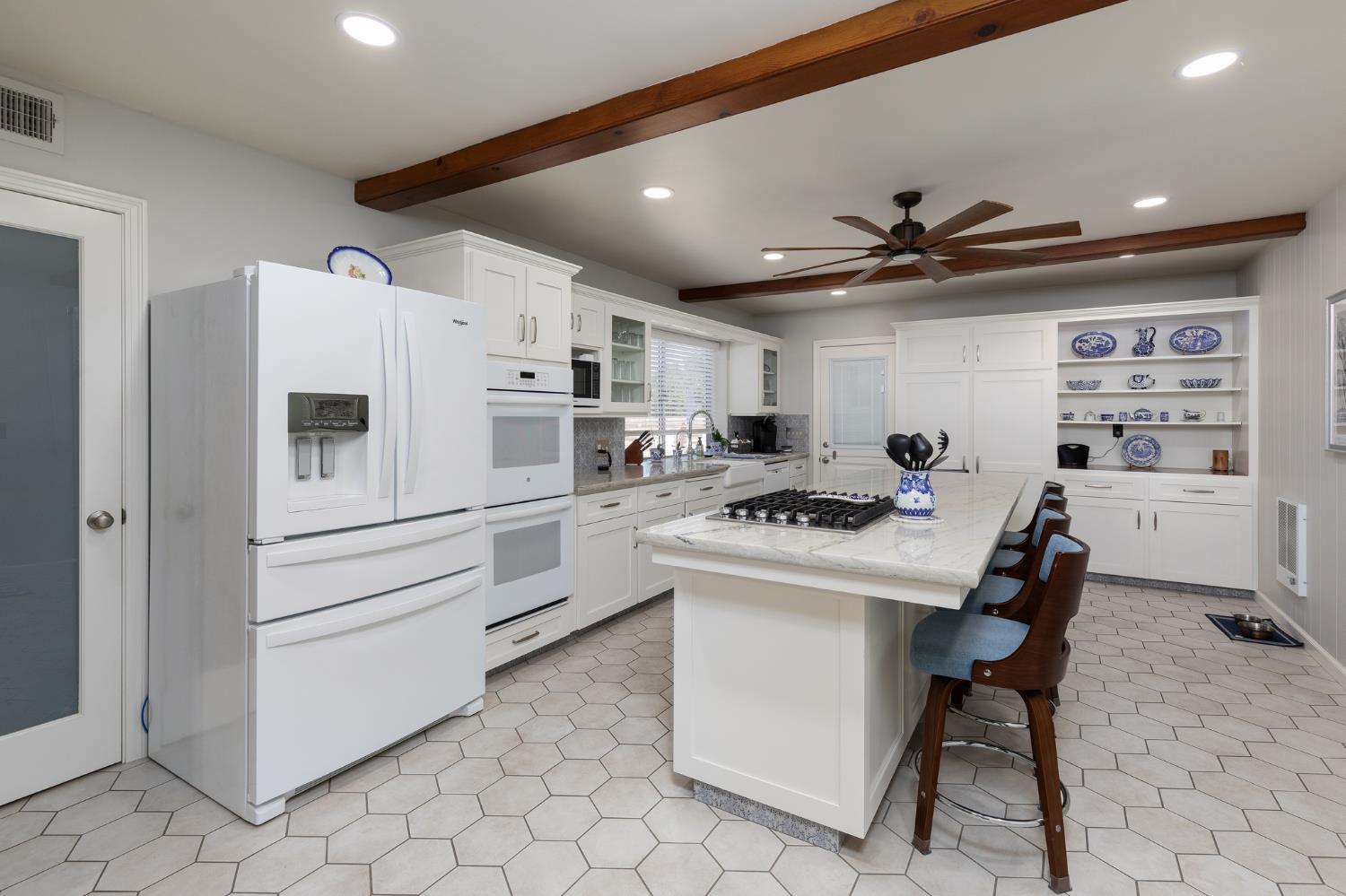 476 N Nichols, Dinuba, CA 93618