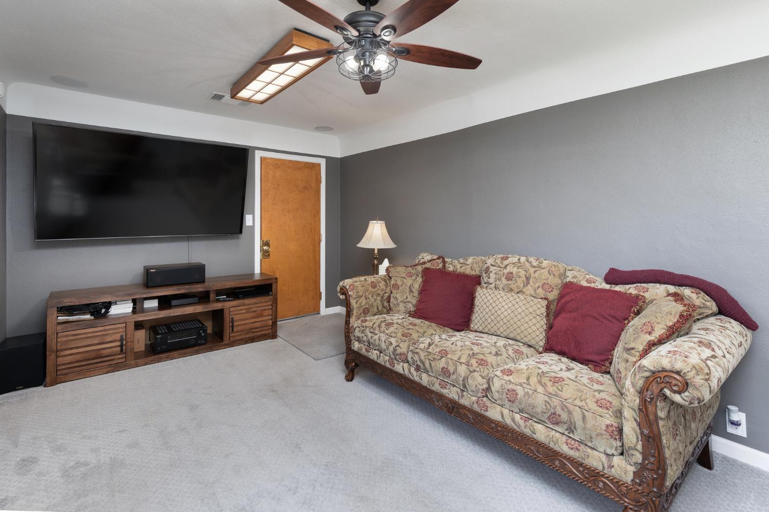 476 N Nichols, Dinuba, CA 93618