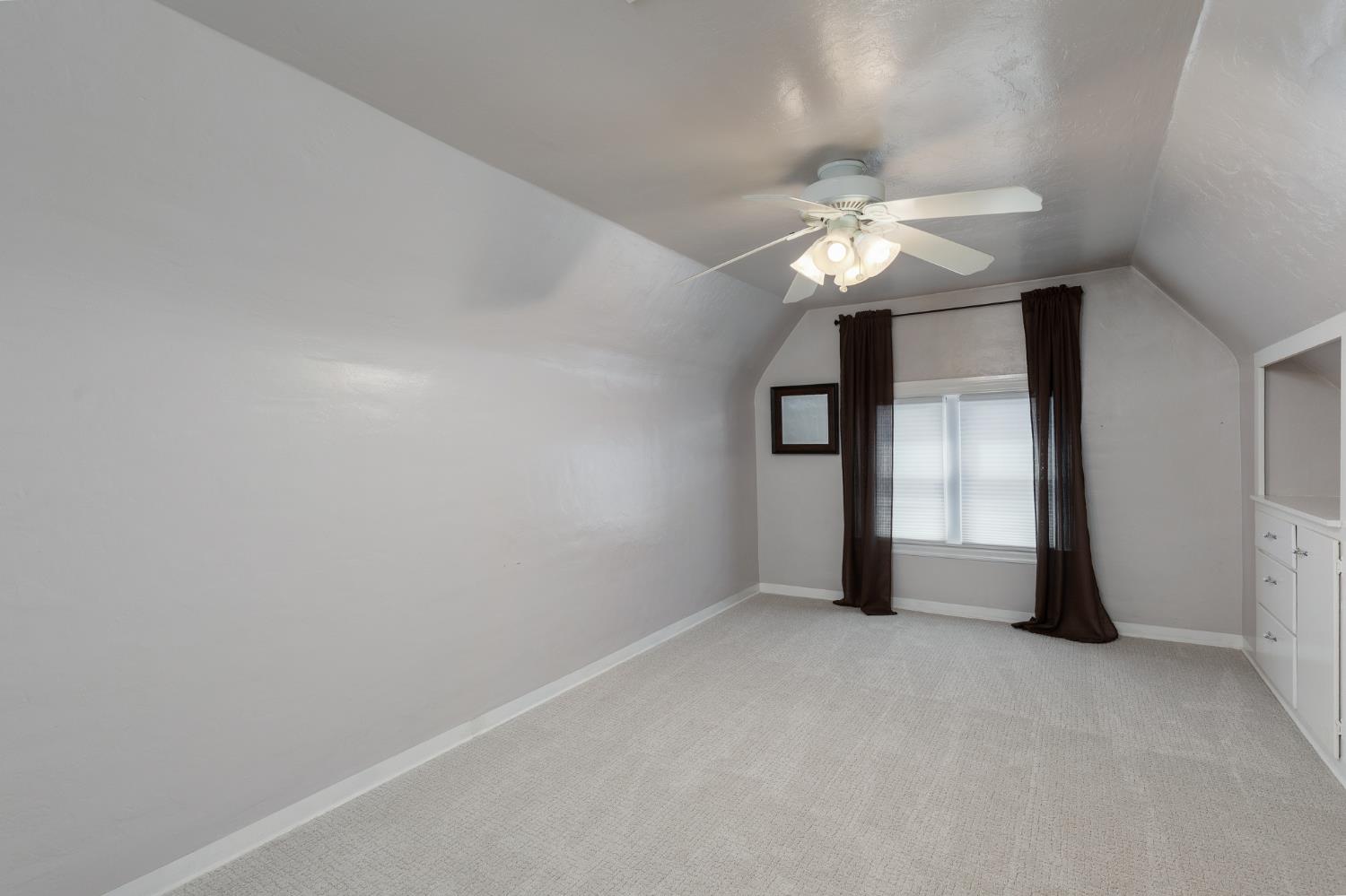 476 N Nichols, Dinuba, CA 93618