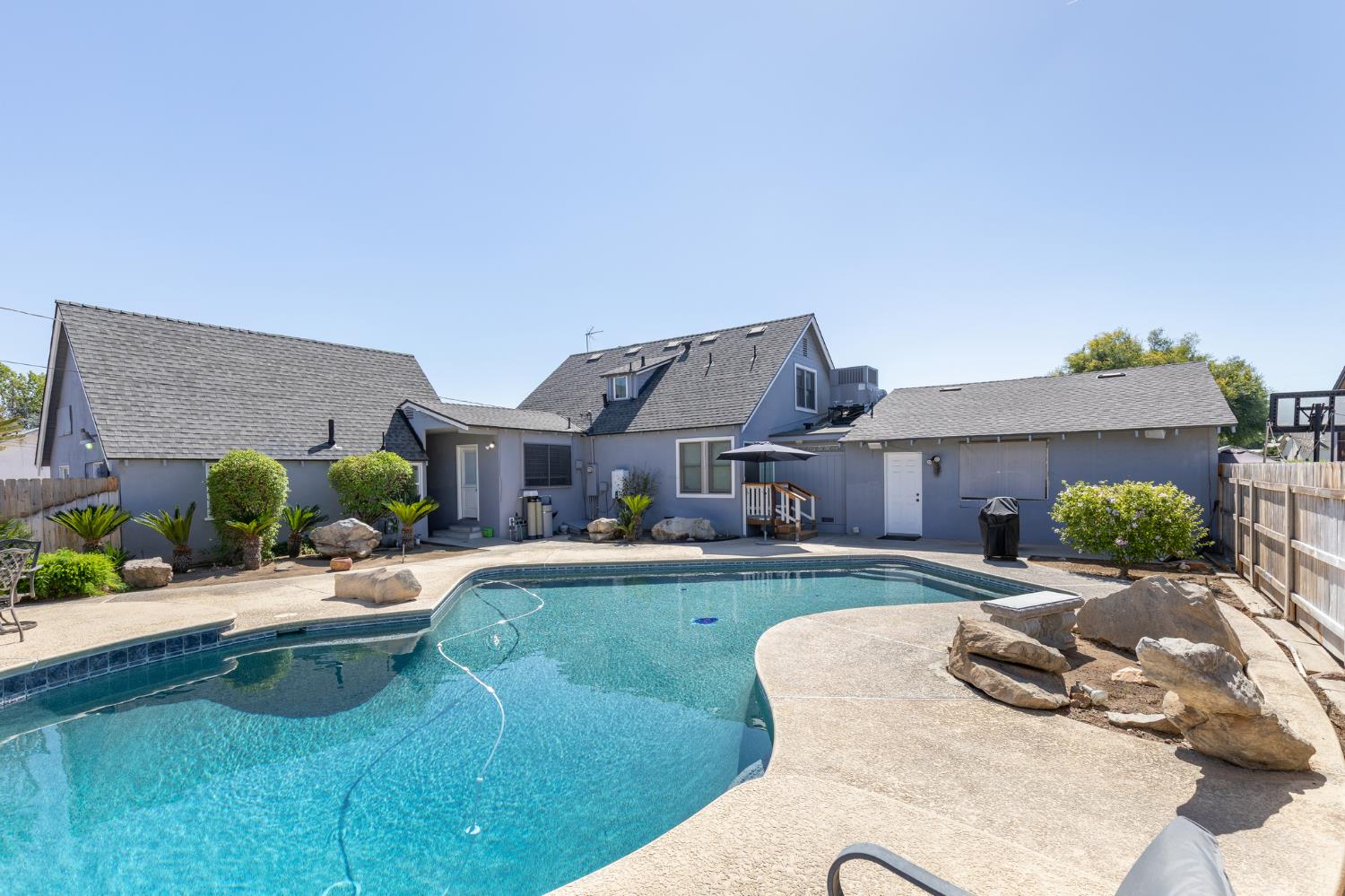 476 N Nichols, Dinuba, CA 93618