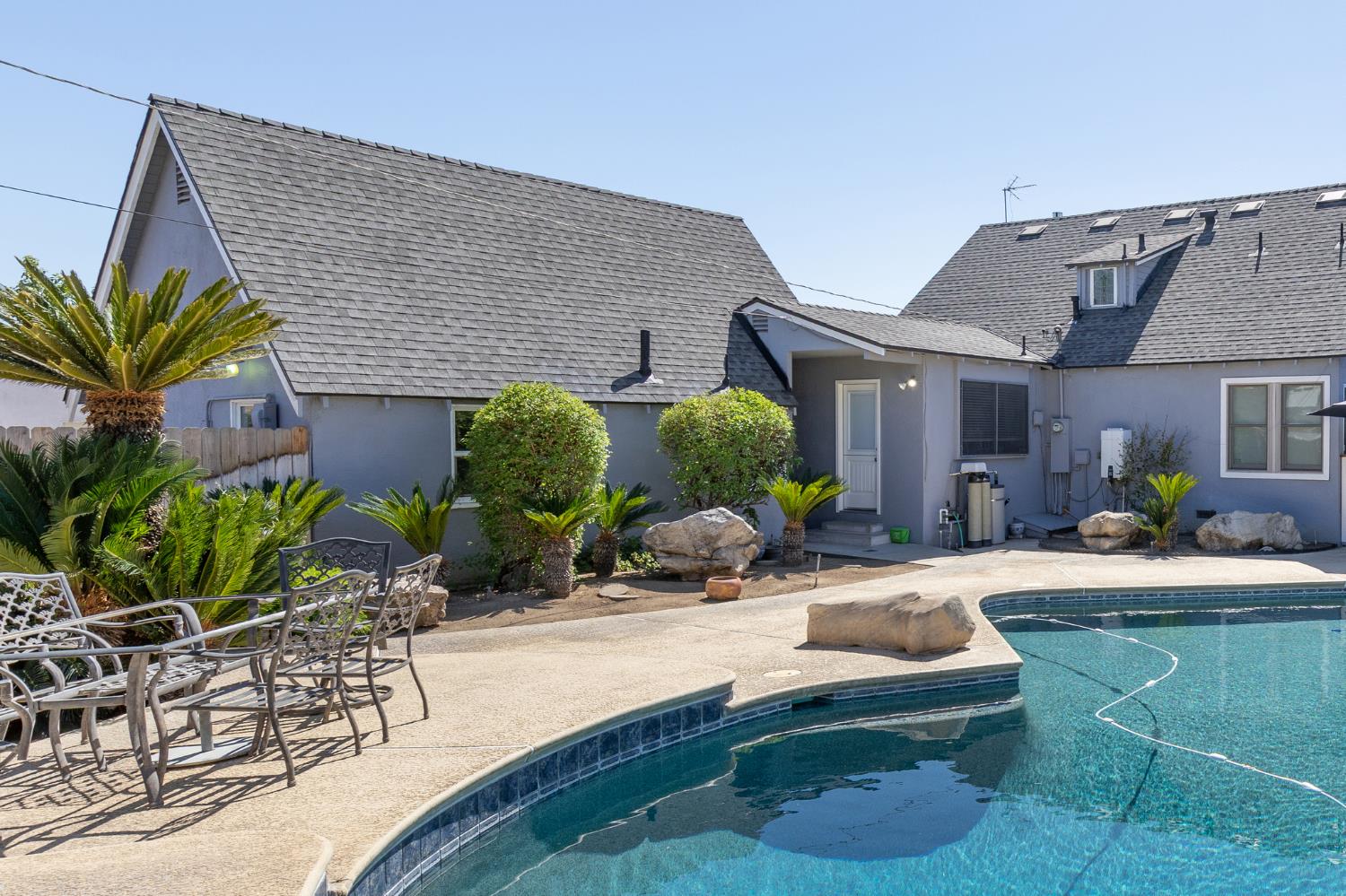 476 N Nichols, Dinuba, CA 93618