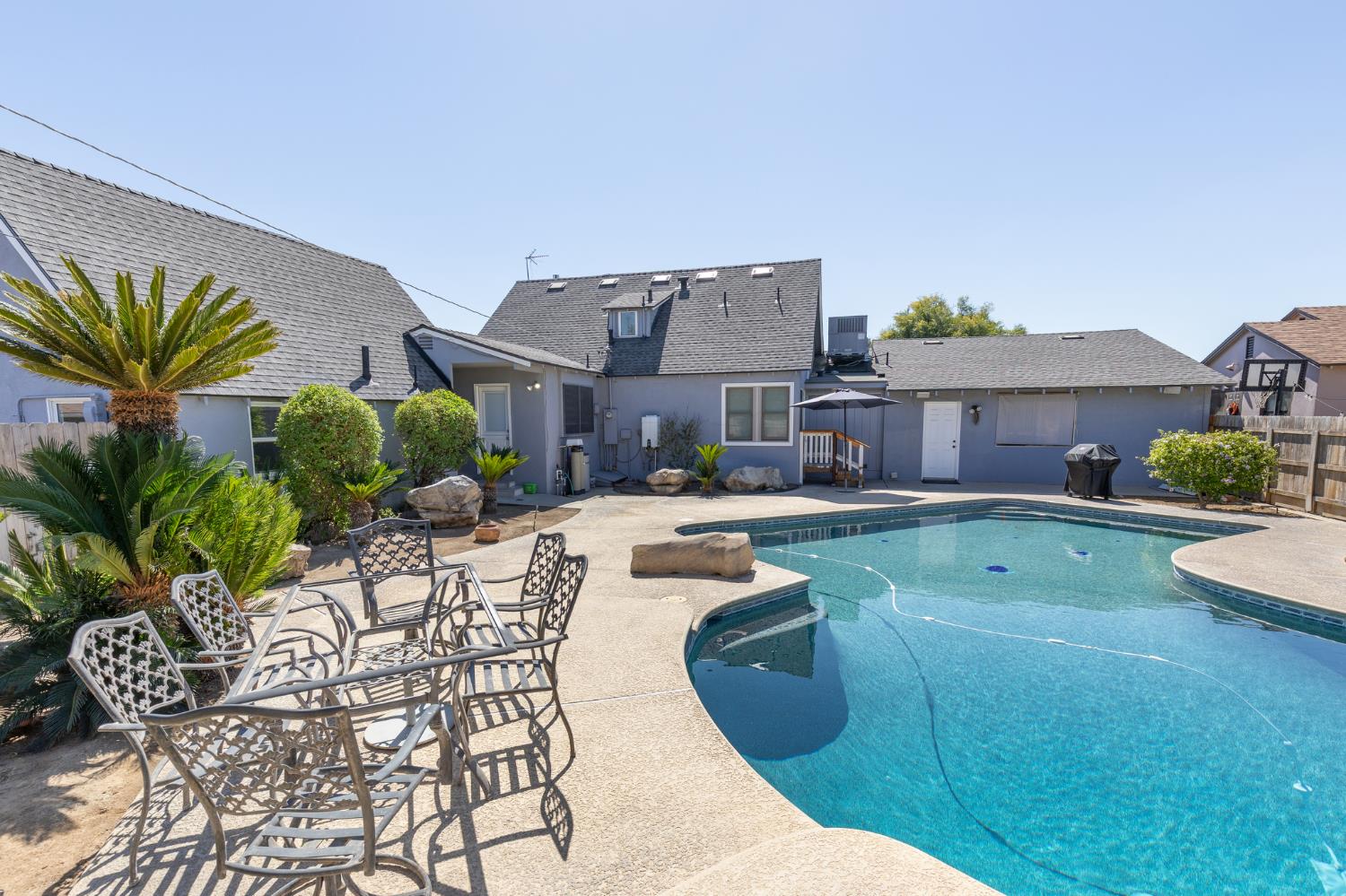 476 N Nichols, Dinuba, CA 93618