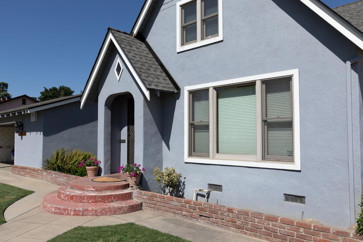 476 N Nichols, Dinuba, CA 93618