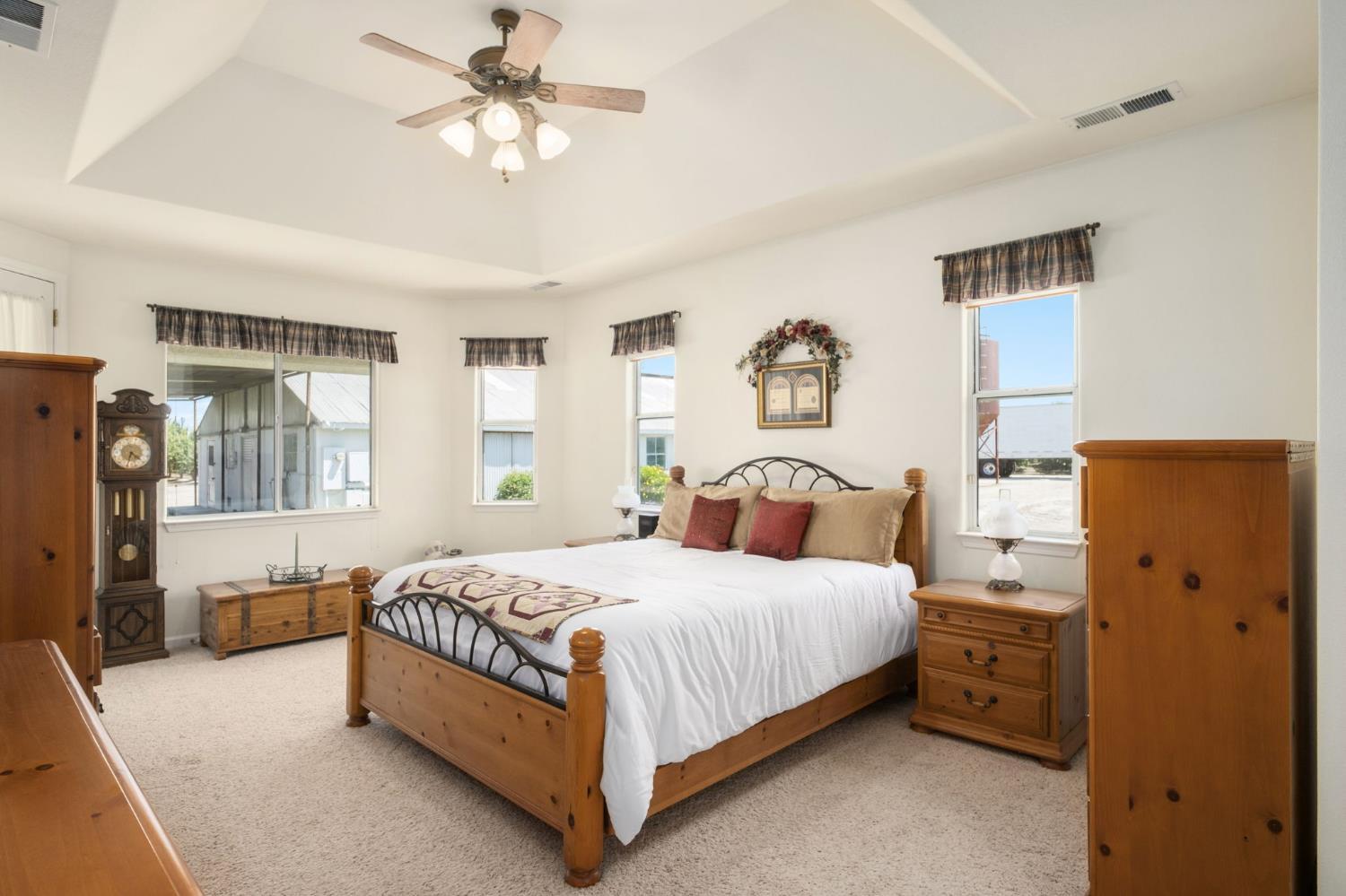 2202 W Lincoln Ave, Fresno, CA 93706