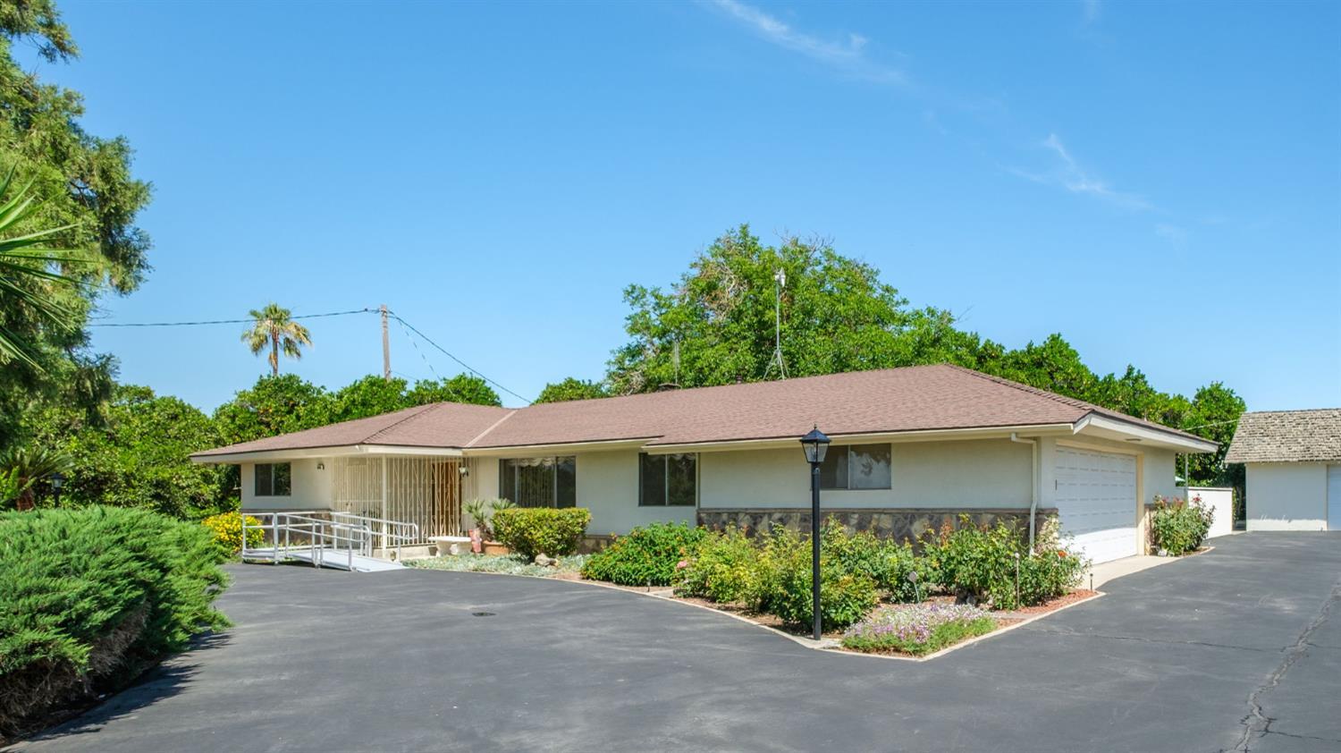 2202 W Lincoln Ave, Fresno, CA 93706