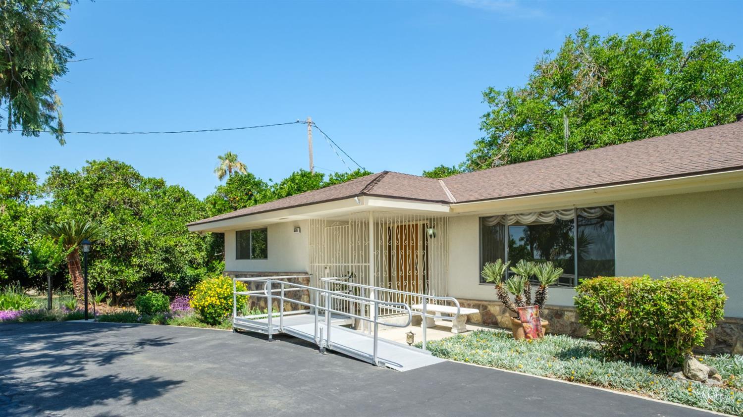 2202 W Lincoln Ave, Fresno, CA 93706