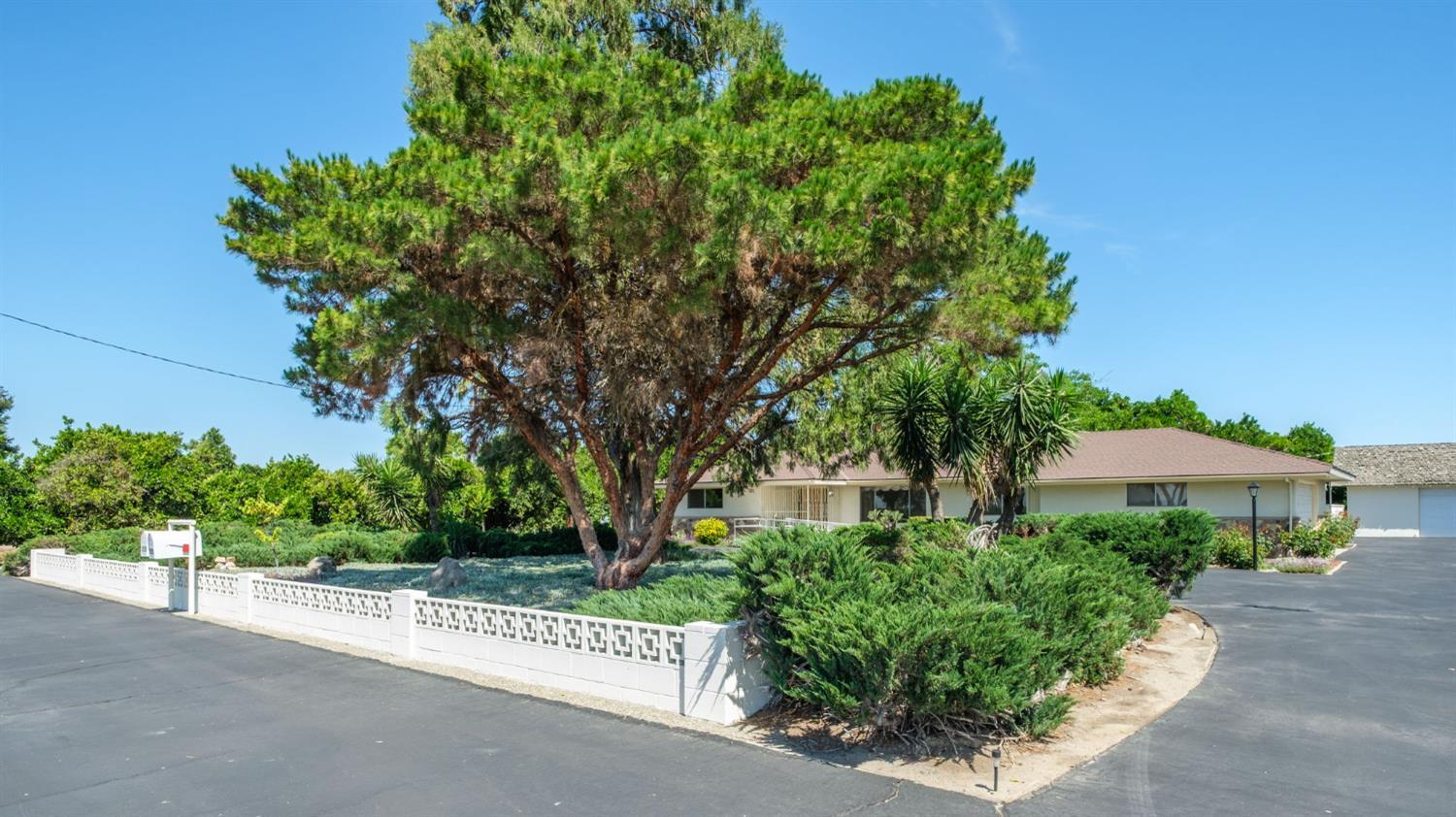 2202 W Lincoln Ave, Fresno, CA 93706