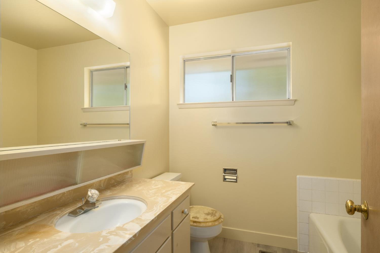 2202 W Lincoln Ave, Fresno, CA 93706