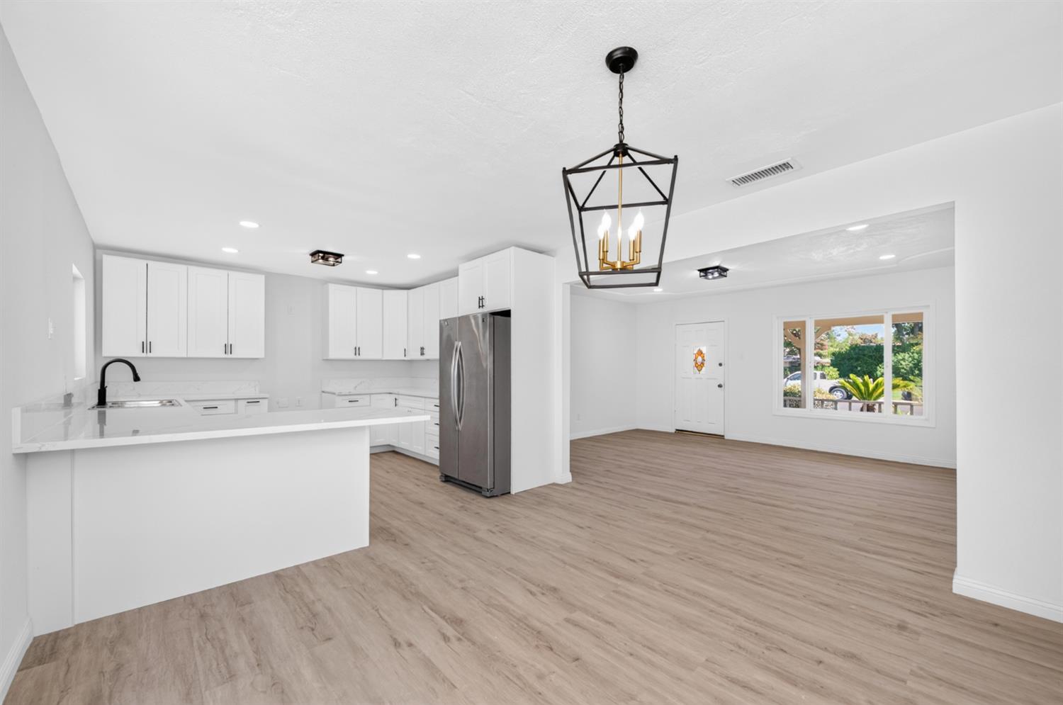 1285 W Stuart Ave, Fresno, CA 93711