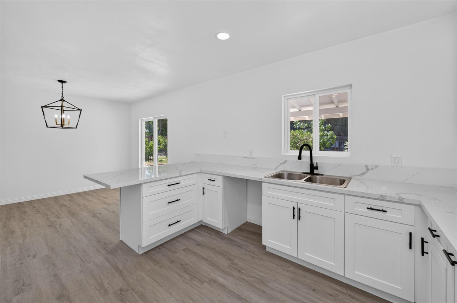1285 W Stuart Ave, Fresno, CA 93711