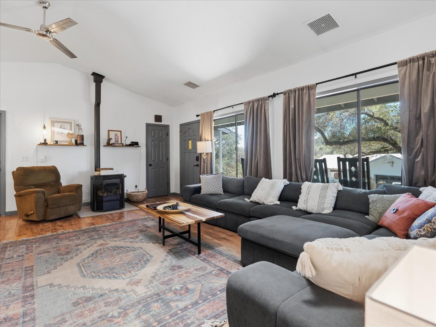 43710 Hilltop Ln, Ahwahnee, CA 93601