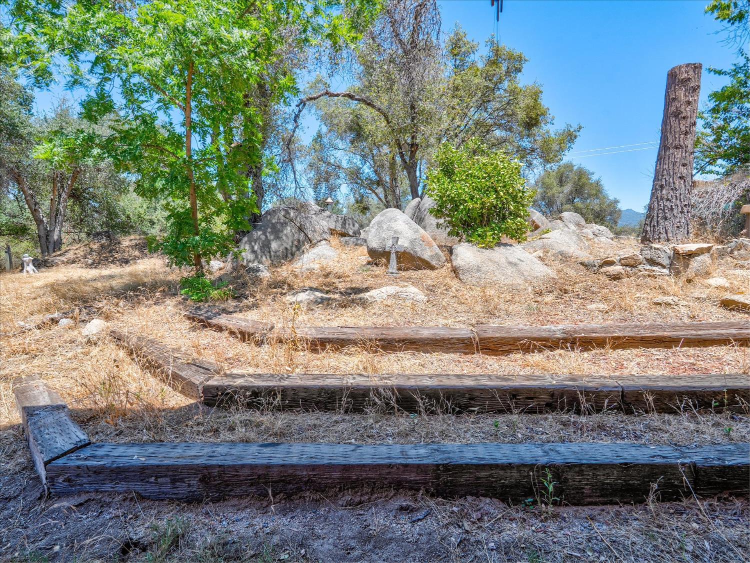 43710 Hilltop Ln, Ahwahnee, CA 93601