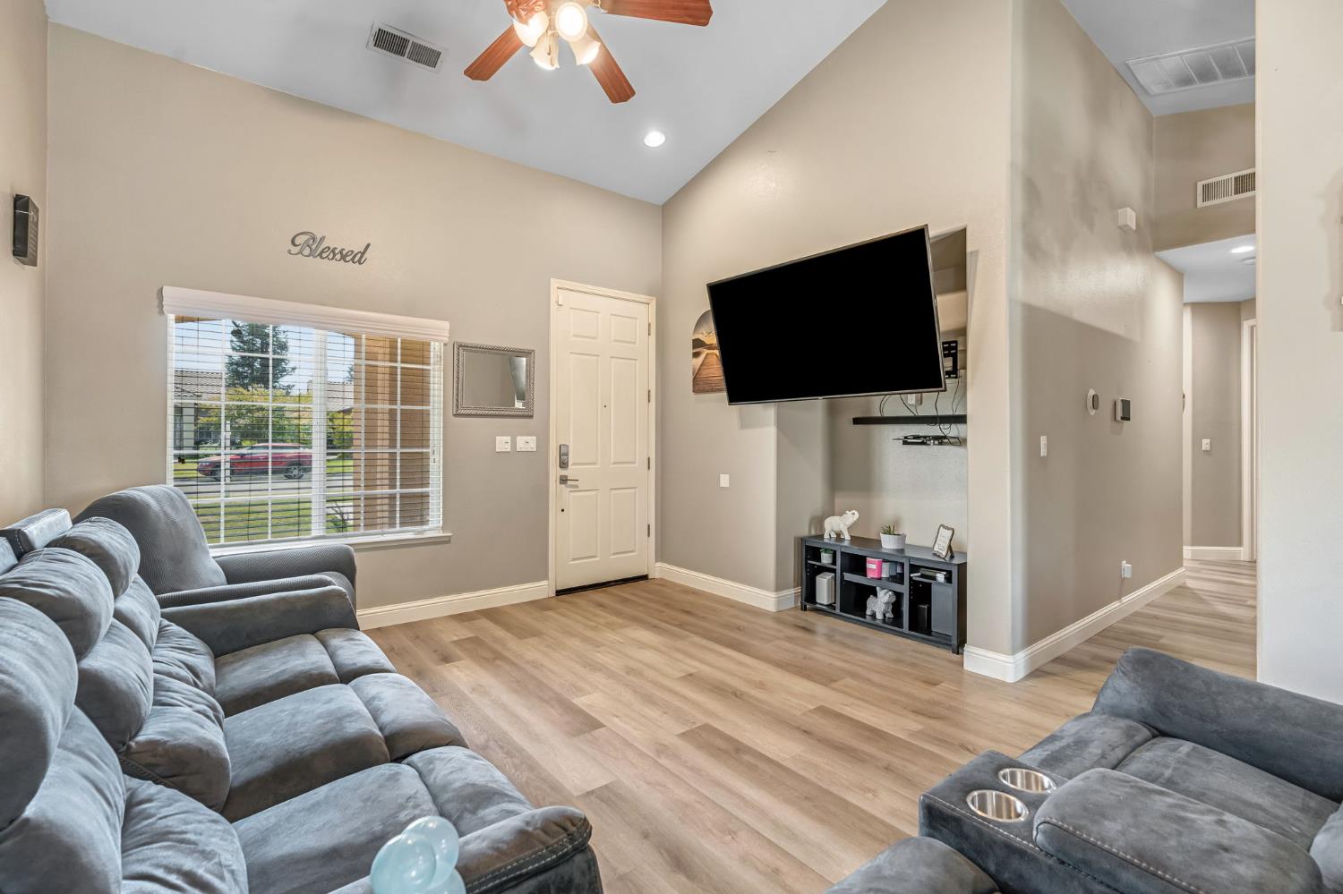 6336 W Wrenwood Ln, Fresno, CA 93723