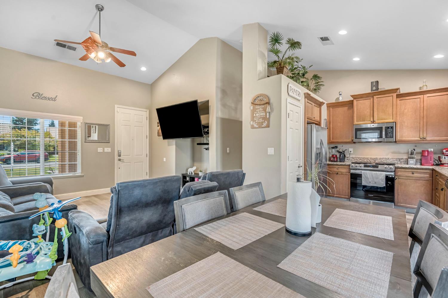 6336 W Wrenwood Ln, Fresno, CA 93723